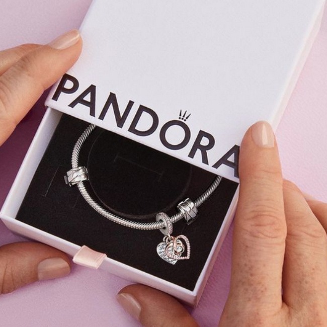 Pandora: il bracciale con ciondoli più richiesto in gioielleria