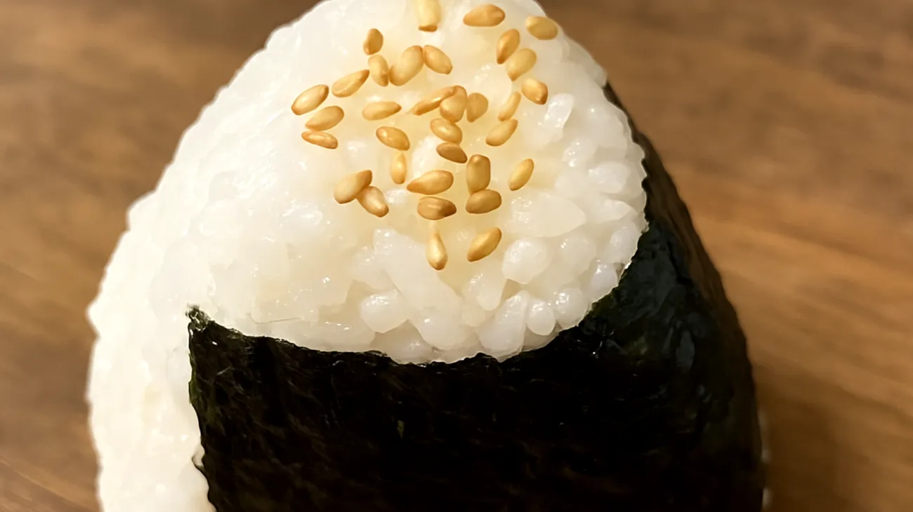 Onigiri con alga nori e semi di sesamo"