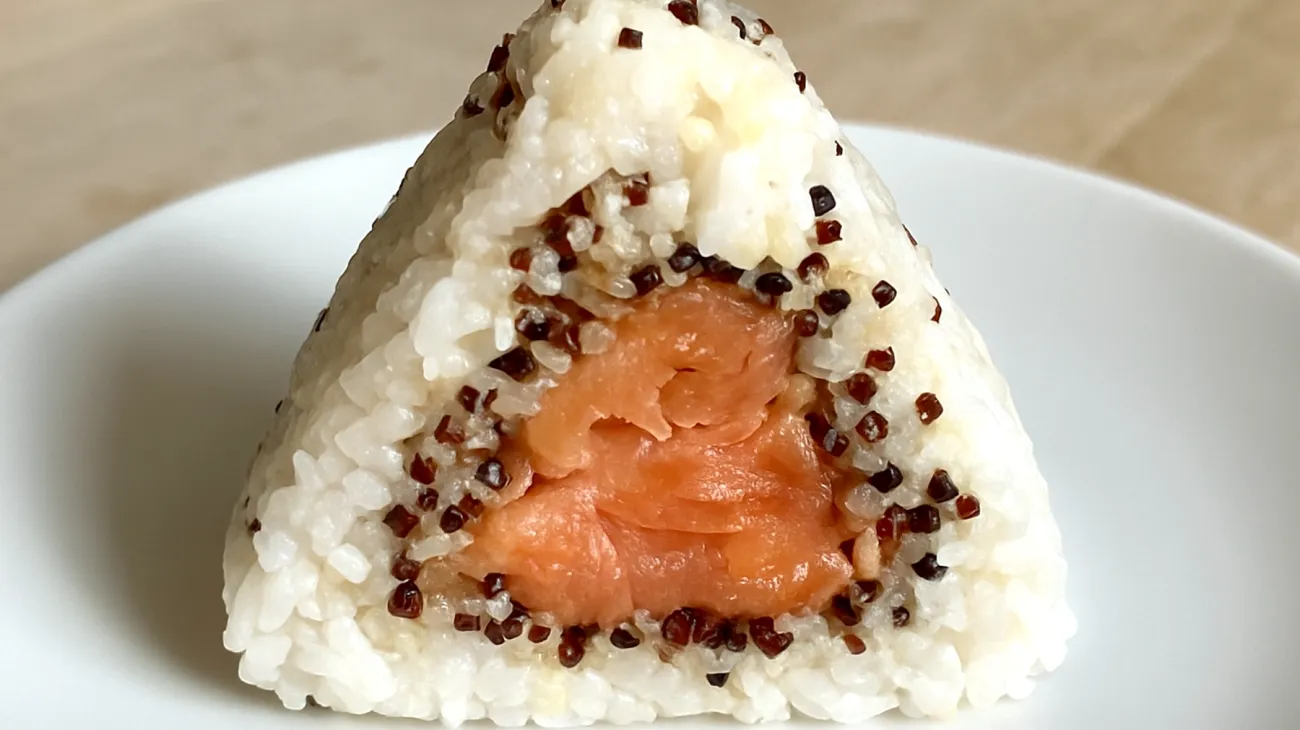 Onigiri con quinoa e salmone affumicato"