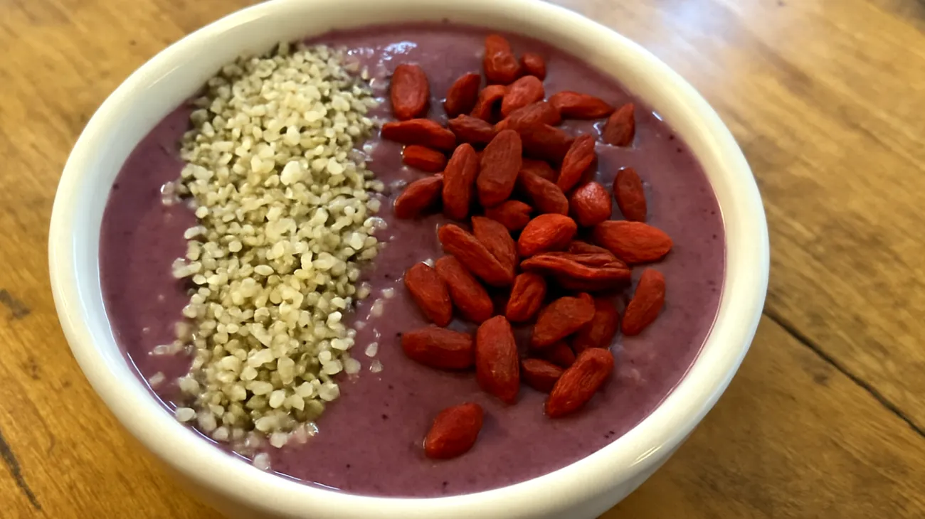 Smoothie bowl con semi di canapa e bacche di goji"
