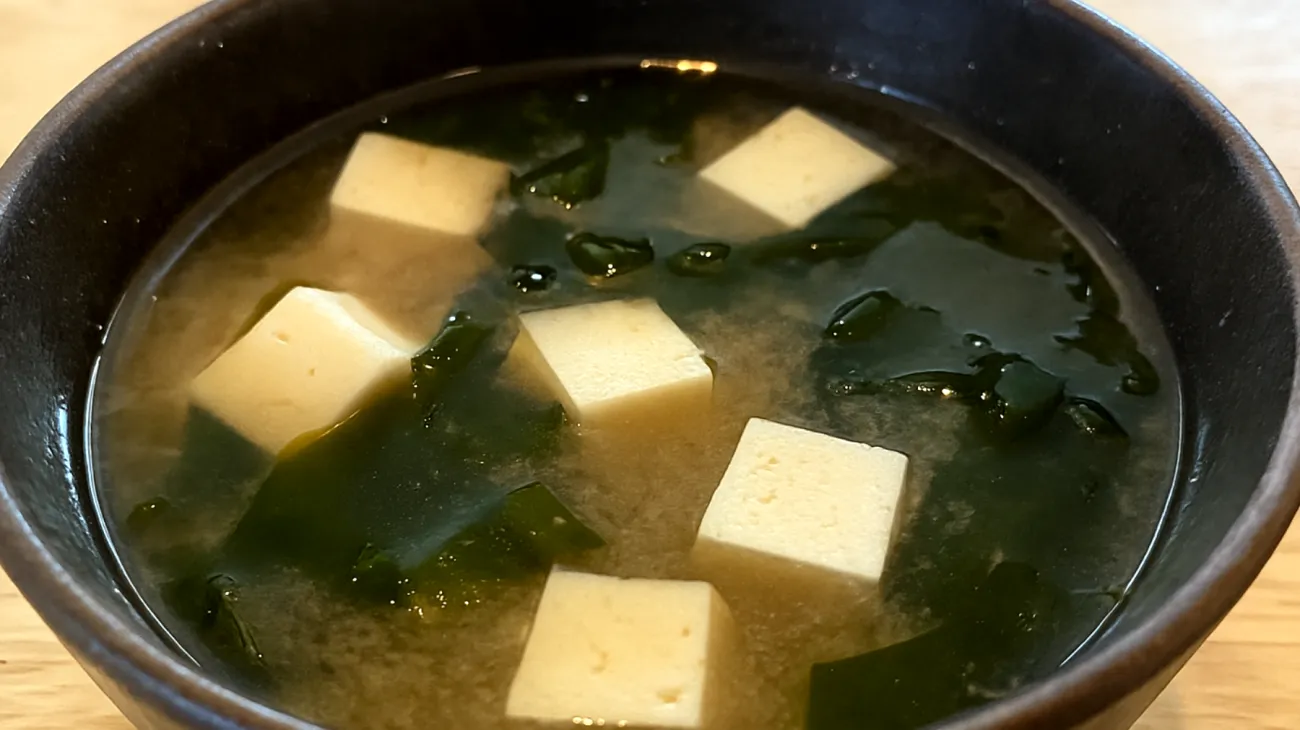 Zuppa di miso con alghe wakame e tofu"