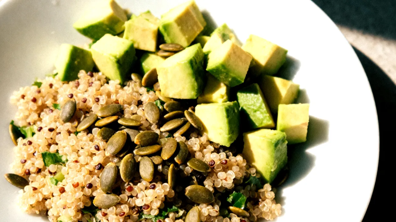 Insalata di quinoa con semi di zucca e avocado"