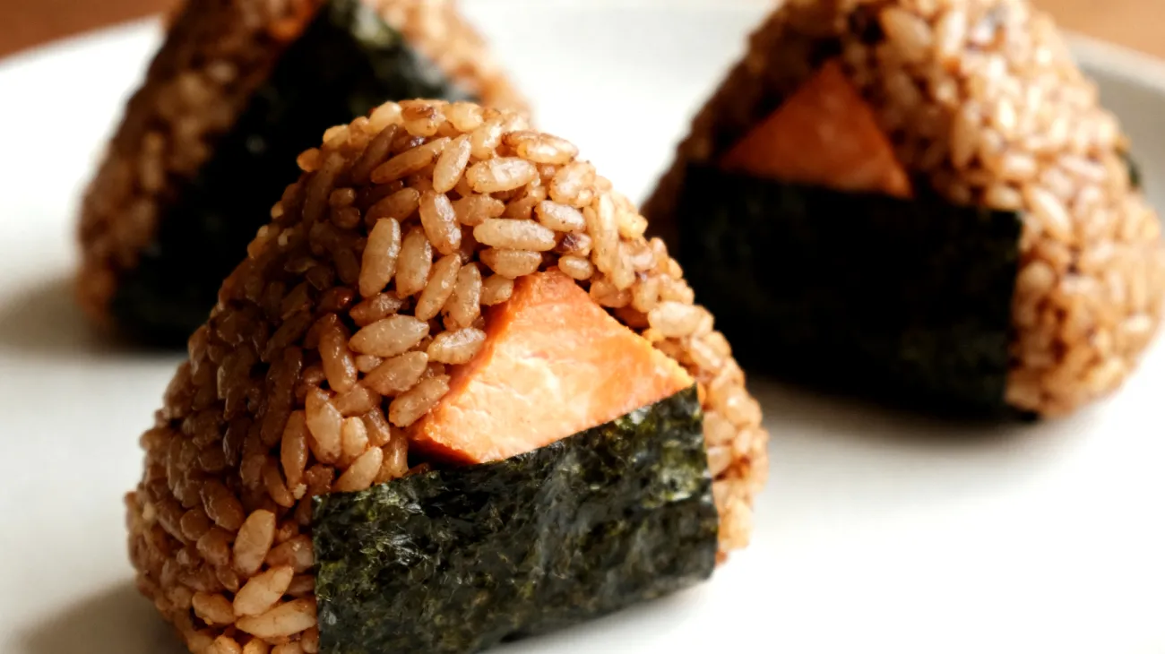 Onigiri con riso integrale, alga nori e ripieno di salmone"