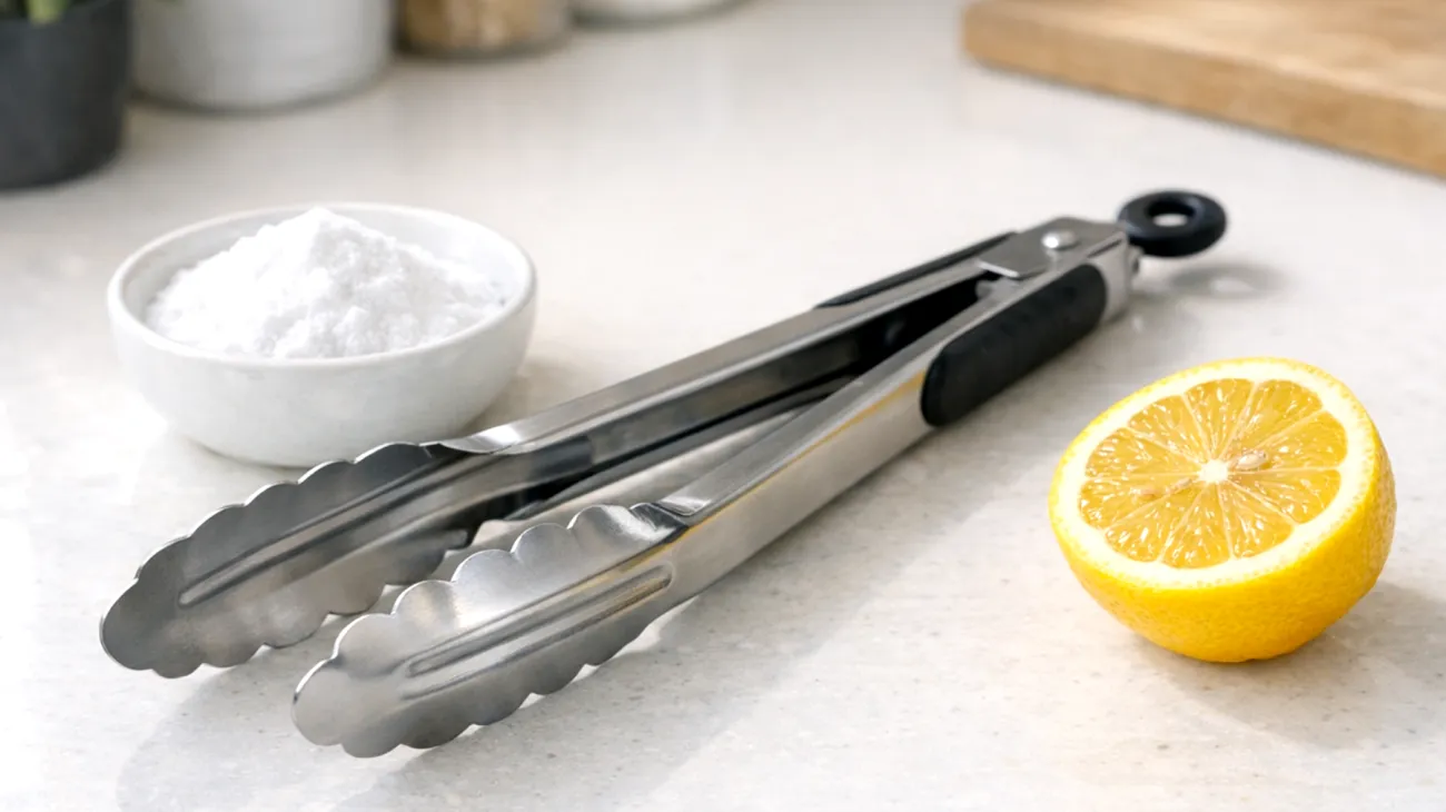 Come pulire e igienizzare correttamente le pinze da cucina per eliminare residui di cibo e grasso senza danneggiarle, mantenendole brillanti e sicure per l'uso alimentare"